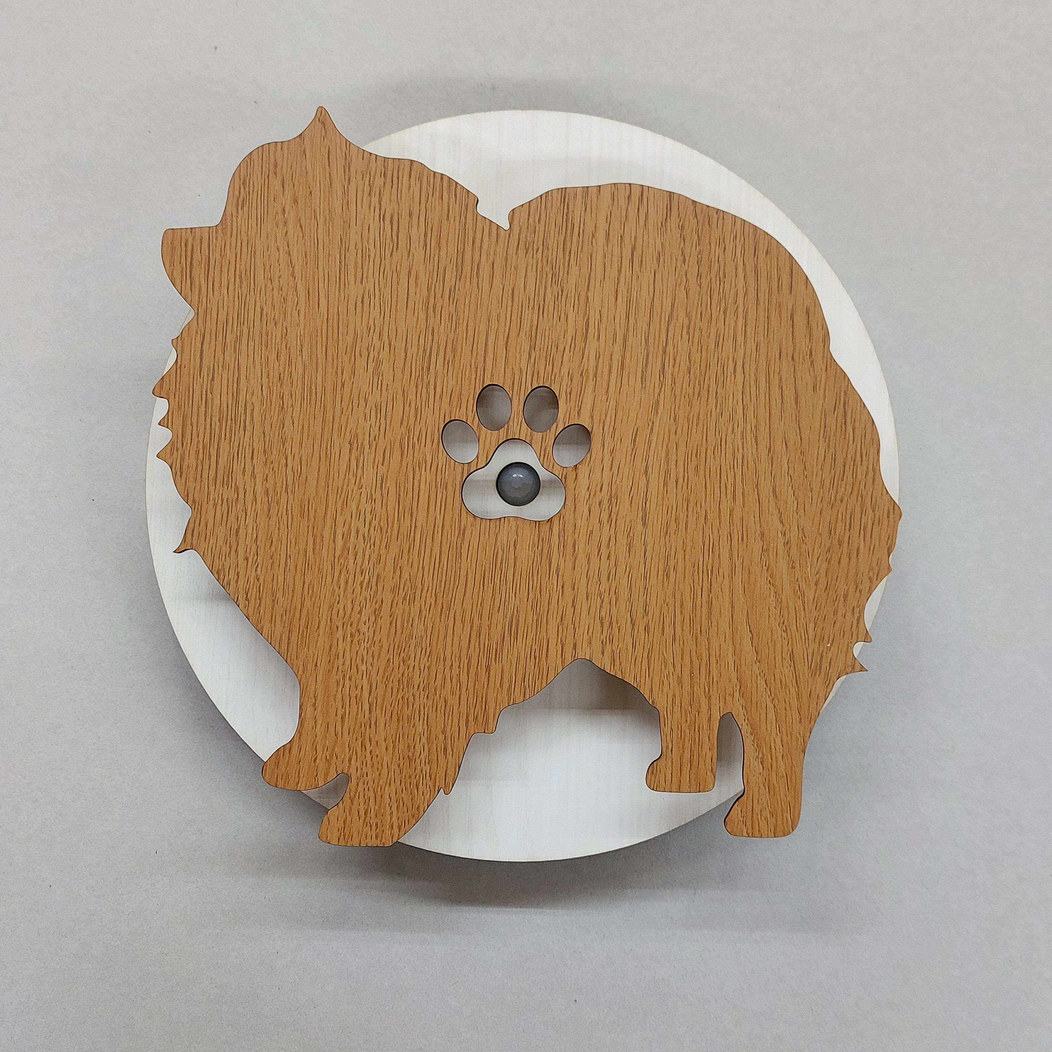 【人感センサー・ウォールライト】名入れ・文字入れ　はみ出しワンちゃん　ポメラニアン　オレンジ