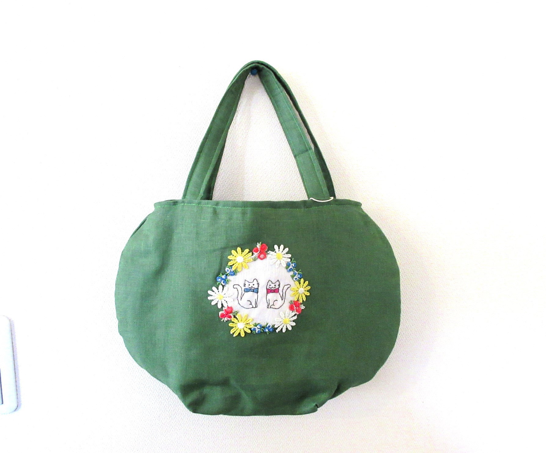 仲良し猫とお花の手提げバッグ 紀州リネン グリーン①
