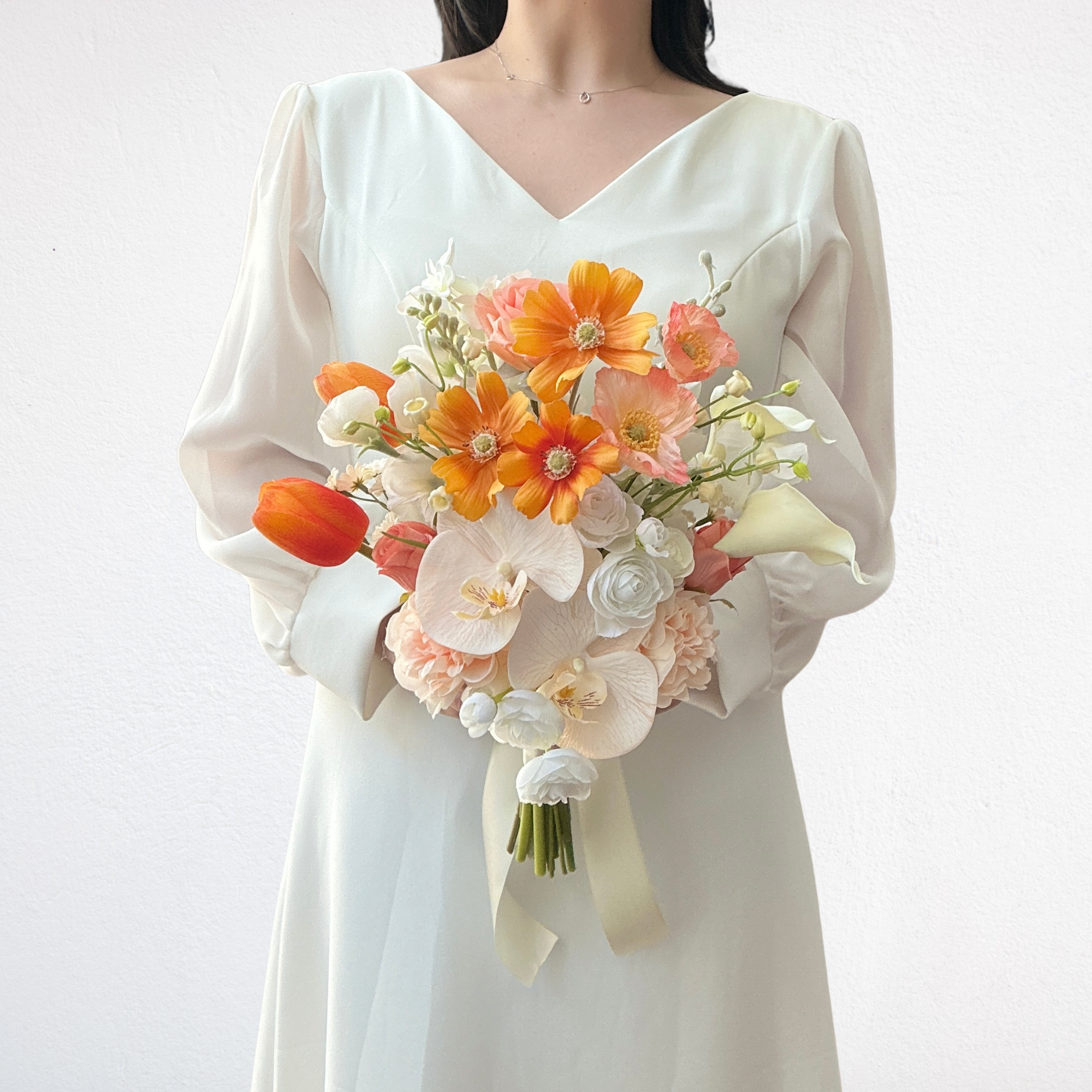 【受注生産・5日以内の発送】胡蝶蘭とチューリップのワンサイド・ウェディングブーケ オレンジ 5,850円