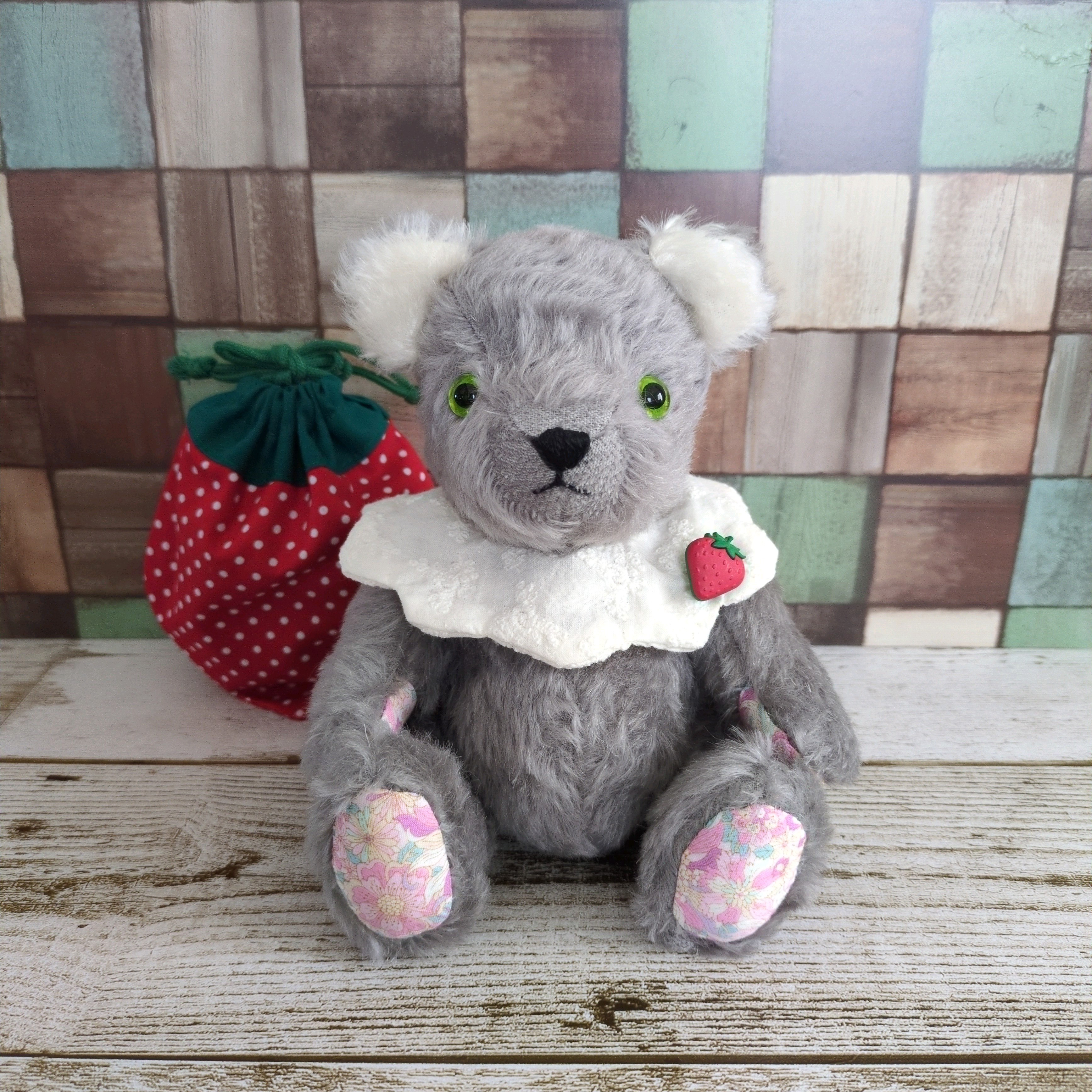 レースのつけ襟＆おなかぽっこりのテディベア