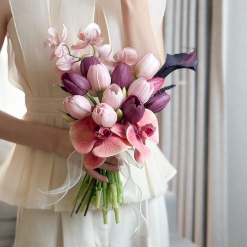 大人ピンクのウェディングブーケ／チューリップブーケ／韓国ブーケ