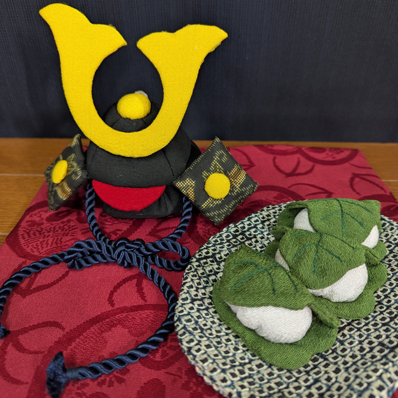 【ちりめん細工】兜飾りと柏餅の置き物