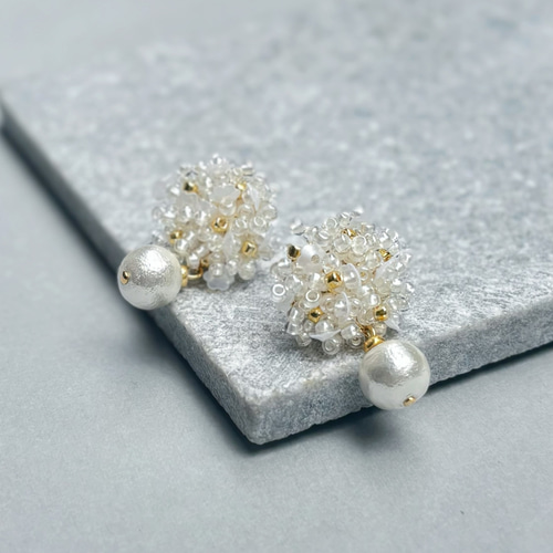 Pearl White Flower」つぶつぶビーズ＆スパンコールのピアス