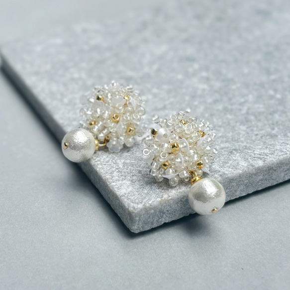 ふわふわ　ボタン　ピアス　イヤリング　ゴールド　白　ハンドメイド　アクセサリー ふわふわ ボタン ピアス イヤリング ゴールド 白 ハンドメイド