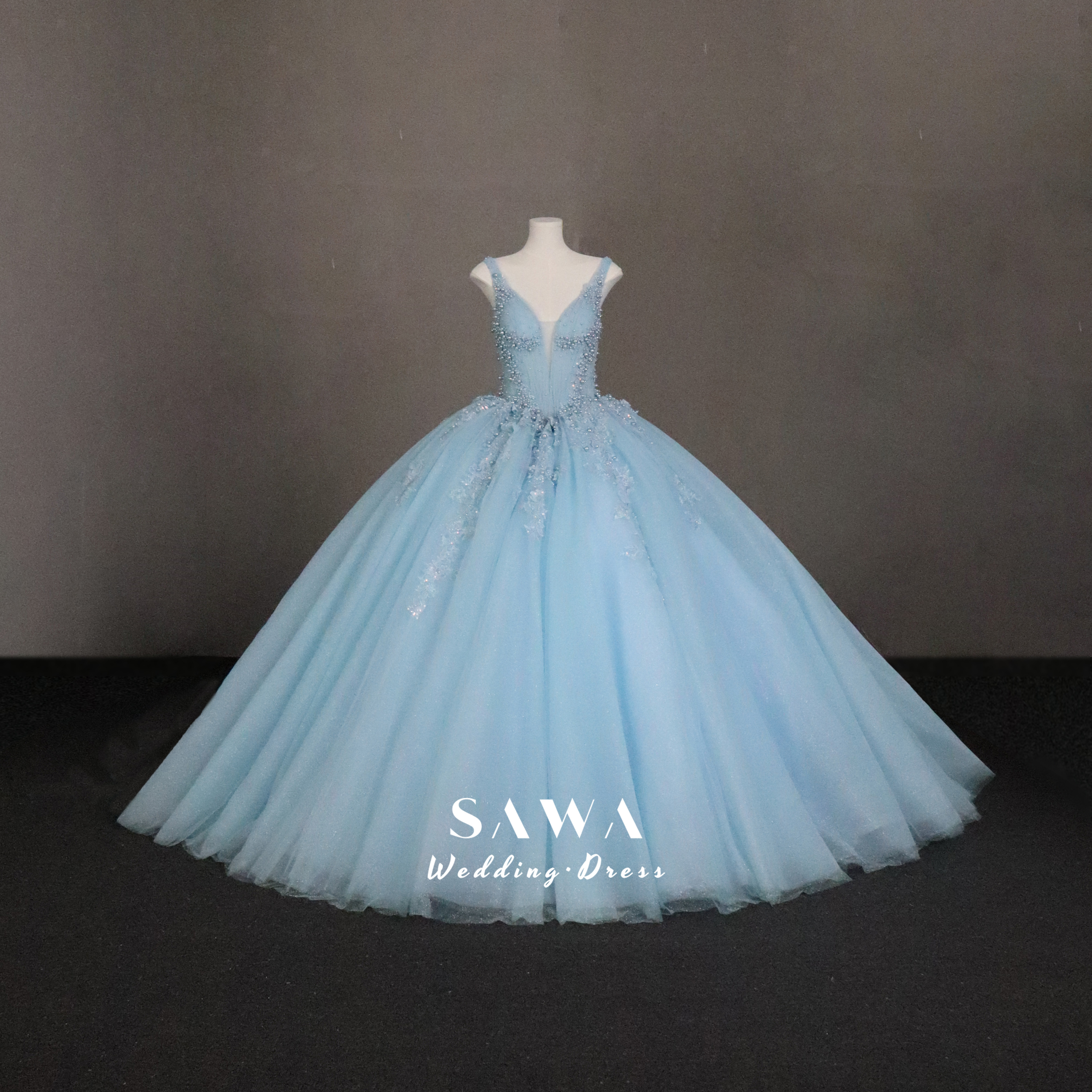 豪華たっぷりなパール　水色　チュール　フリル　深めvネック　短いトレーン　柔らかいブルー　贅沢なパール　真珠ステージ衣装