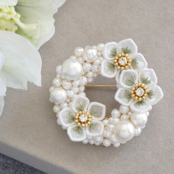 白椿ピアス/イヤリング (受注生産/オーガンジー刺繍/花/フラワー/冬