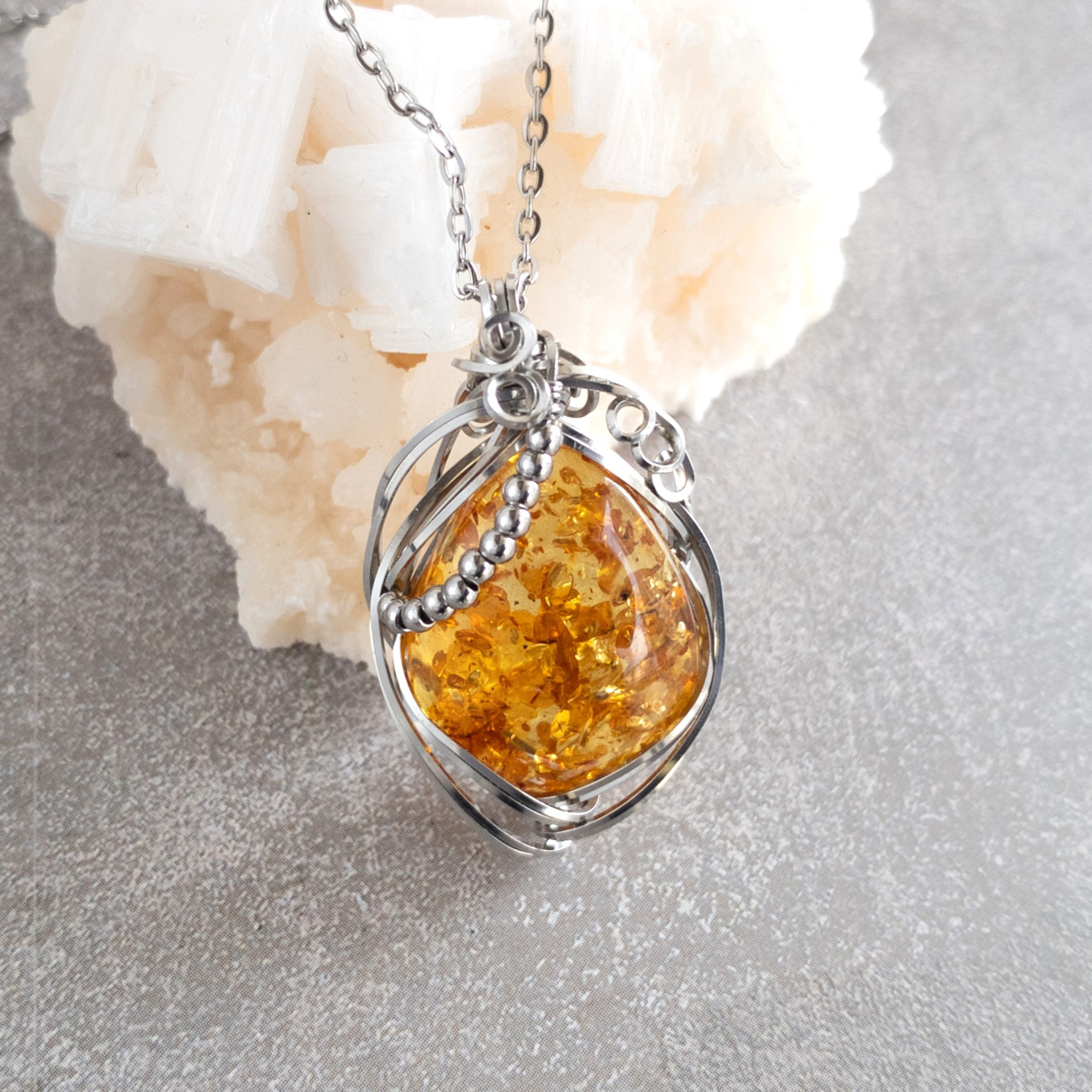 ＜バルティックアンバー＞ サージカルステンレス エニグマ ペンダント