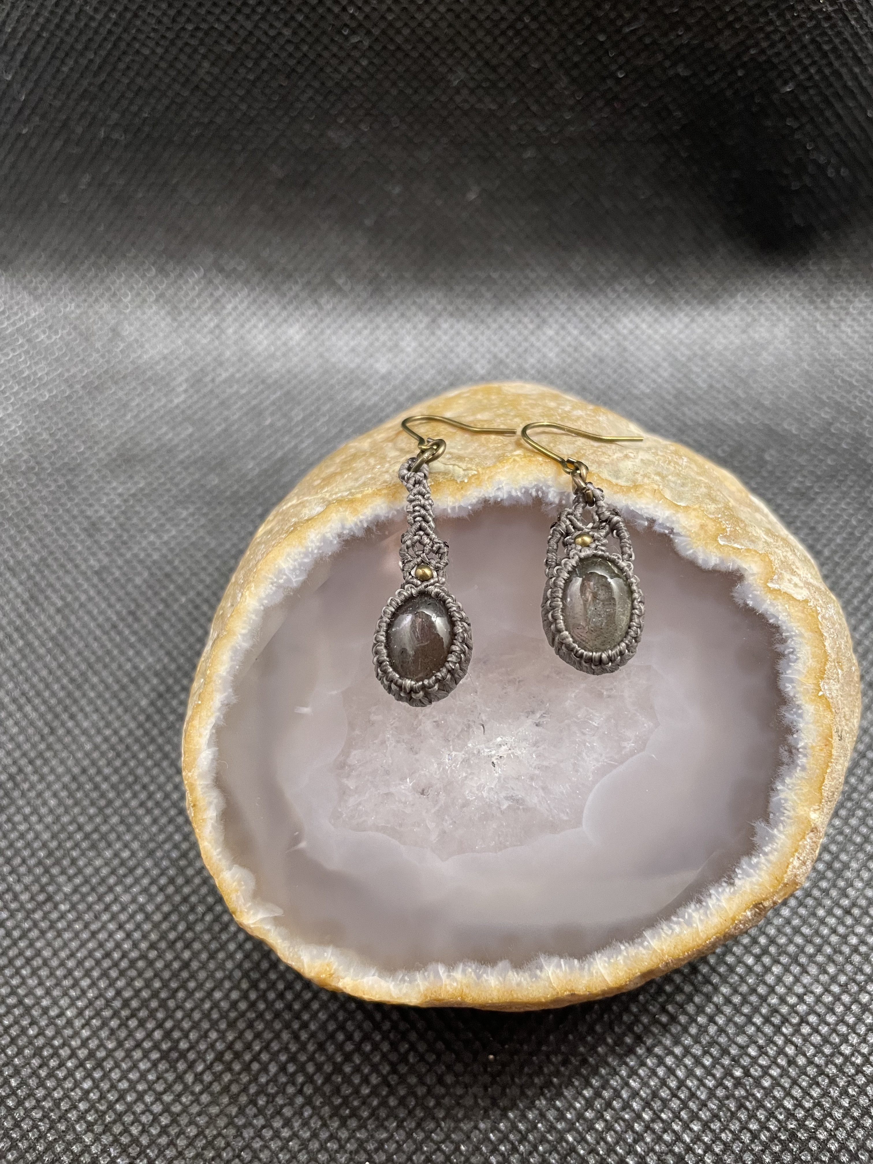 〜内なる光とつながり、直感を高める〜【 ラブラドライト 】マクラメピアス 4,565円