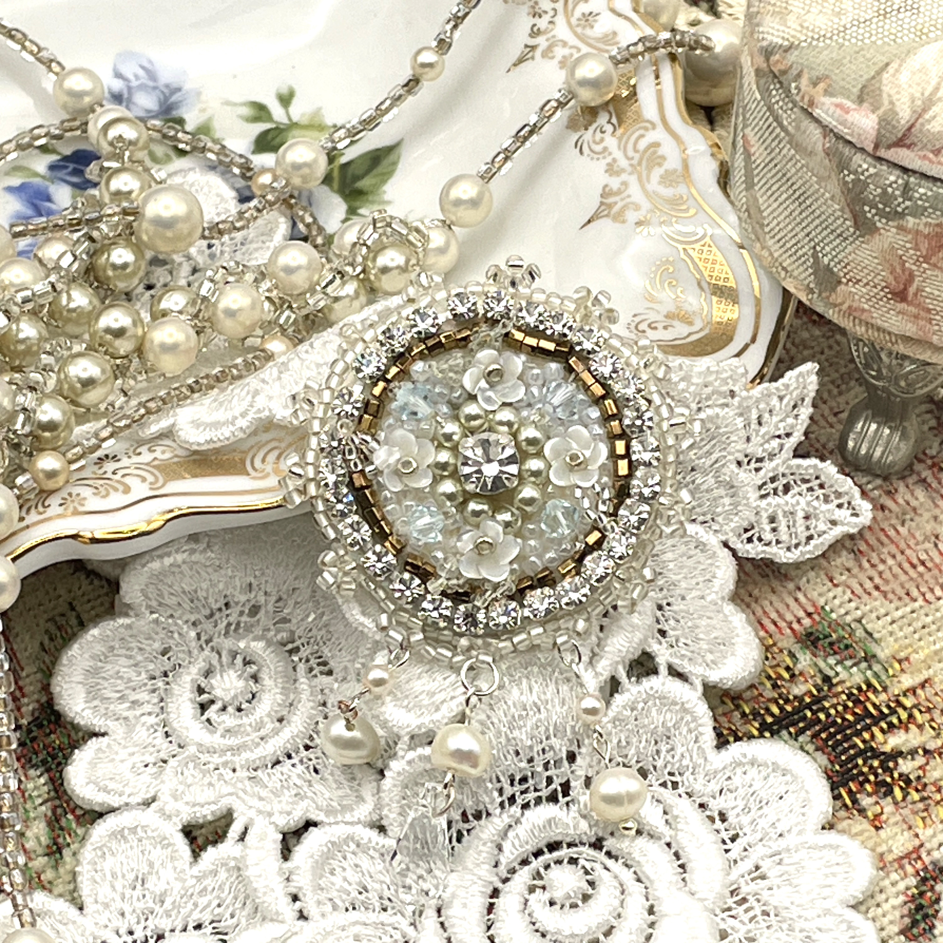 【ビーズ刺繍作品】《夢見るマリーのクラシカルブローチ》白×淡水パール｜フランス製素材×クラシカルな花モチーフ