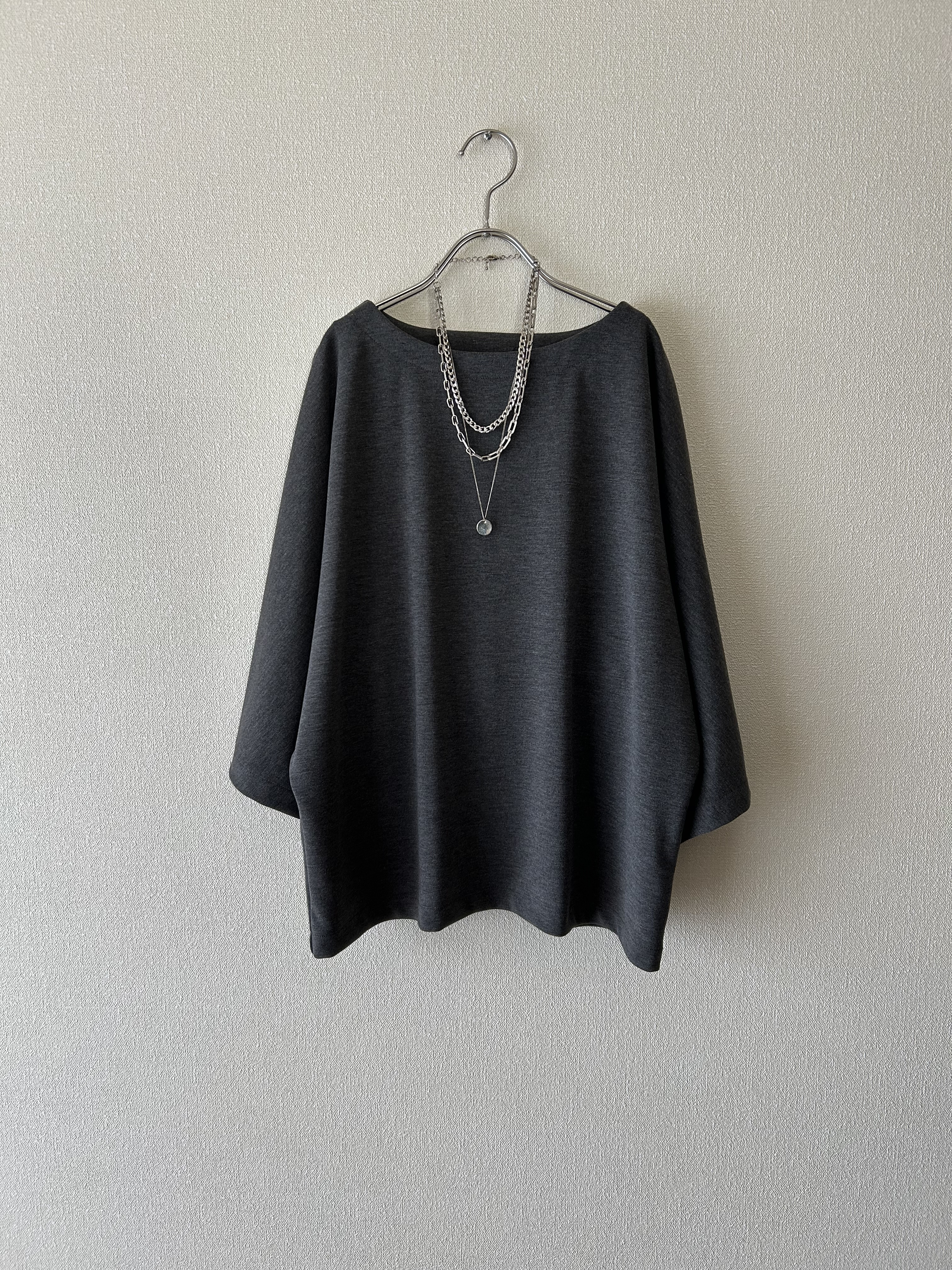 さらりとしたポンチニットのトップス　グレー