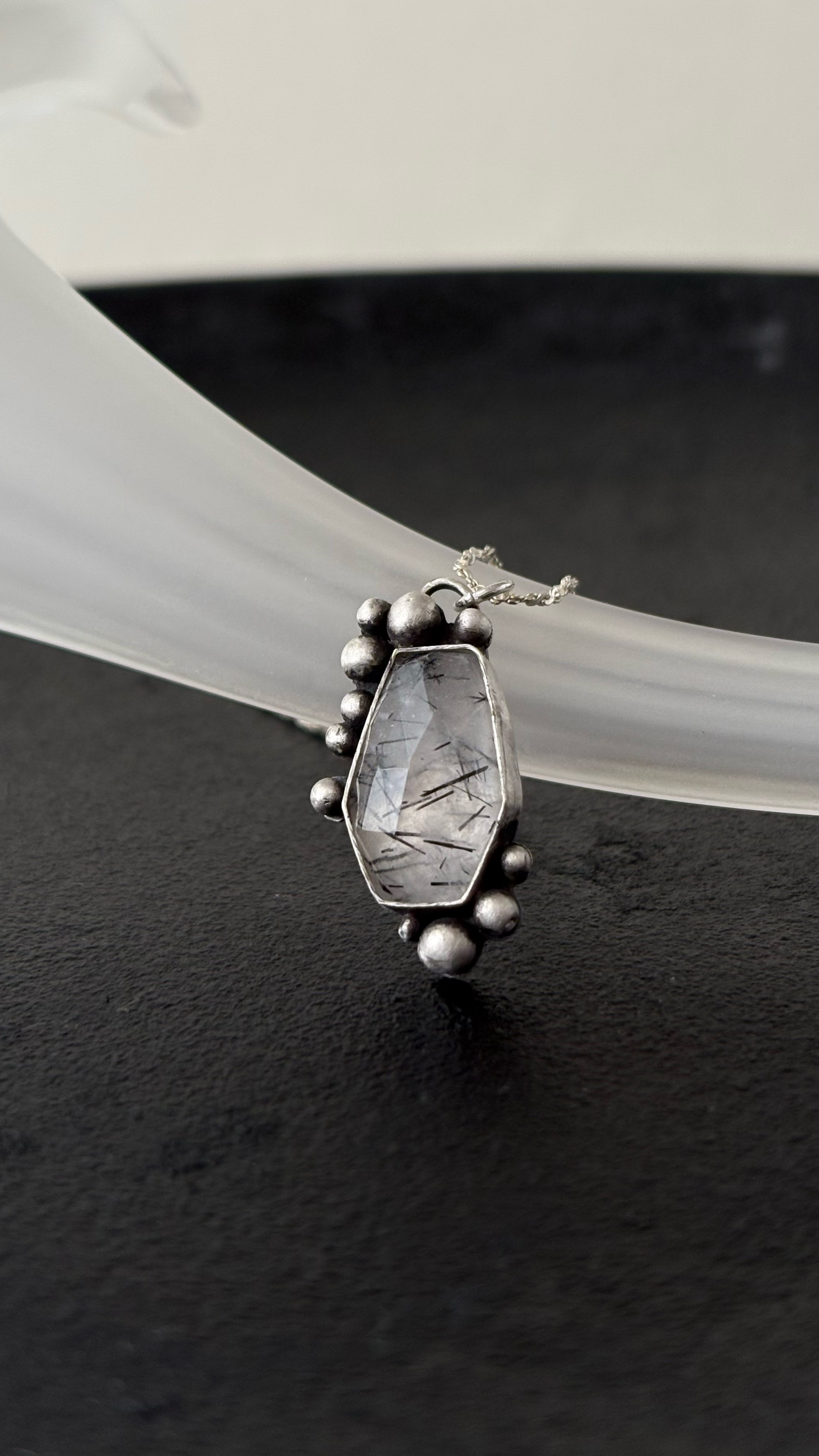 ブラックルチル　ネックレス　『2025雪景色』　  月　夜　雪　冬　雪の結晶