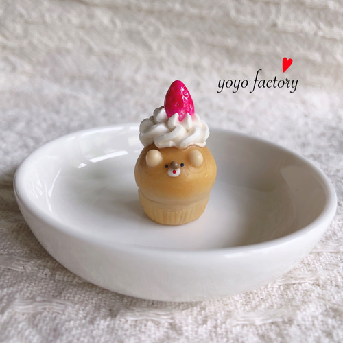 くまちゃんカップケーキのストラップ その他アクセサリー yoyo