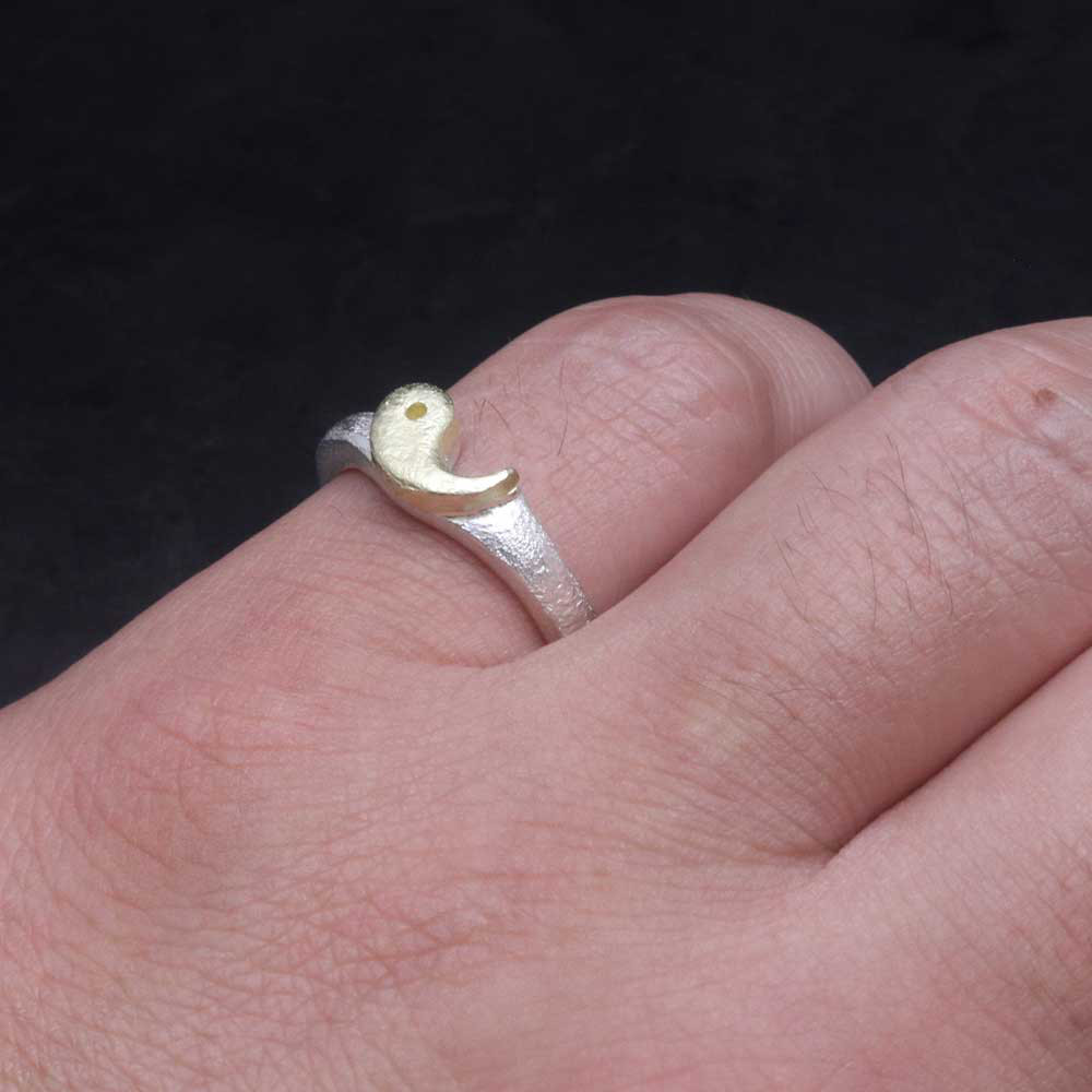 指輪 メンズ : 八尺瓊勾玉 勾玉 リング (金) 白仕上げ シルバー 11～25号 ピンキーリング R-428