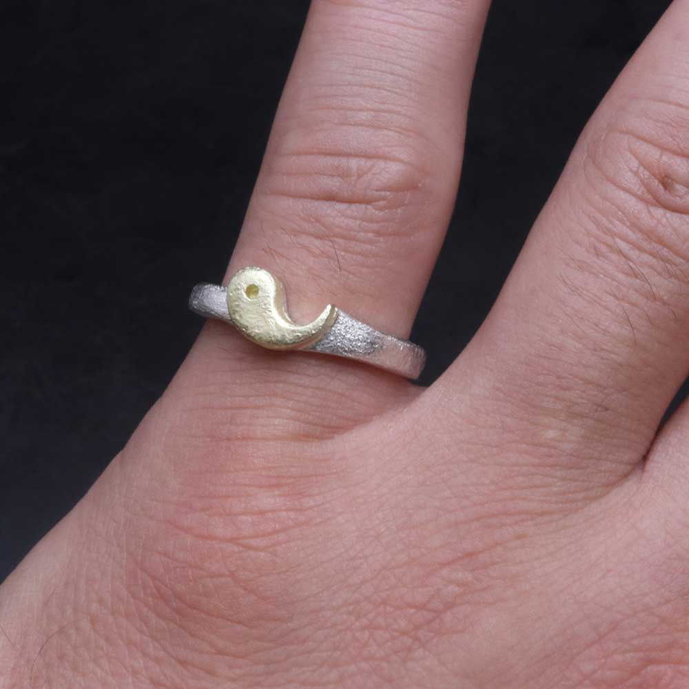 指輪 メンズ : 八尺瓊勾玉 勾玉 リング (金) 白仕上げ シルバー 11～25号 ピンキーリング R-428