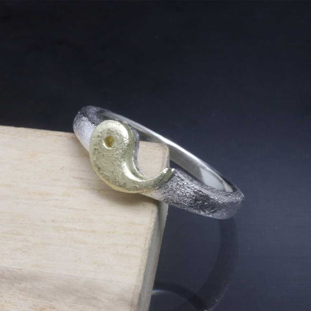 指輪 メンズ : 八尺瓊勾玉 勾玉 リング (金) 白仕上げ シルバー 11～25号 ピンキーリング R-428