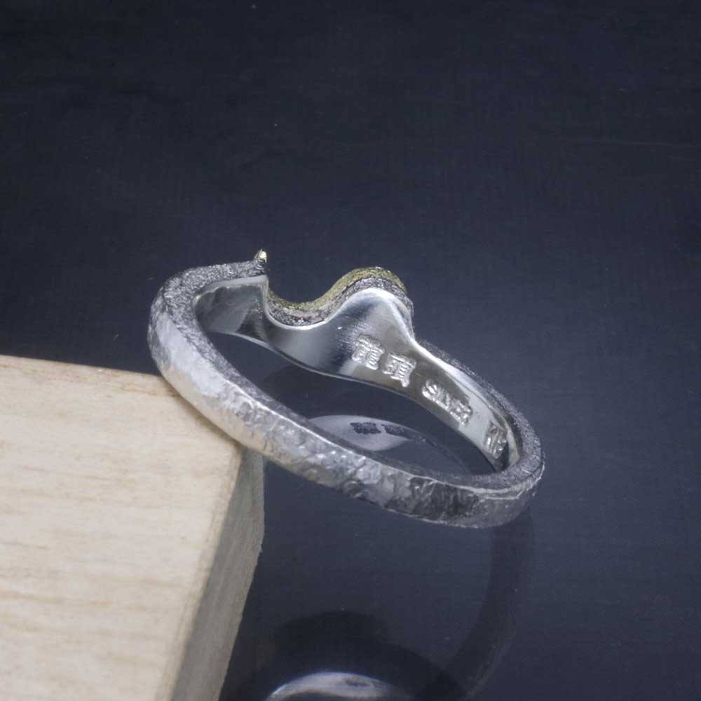 指輪 メンズ : 八尺瓊勾玉 勾玉 リング (金) 白仕上げ シルバー 11～25号 ピンキーリング R-428