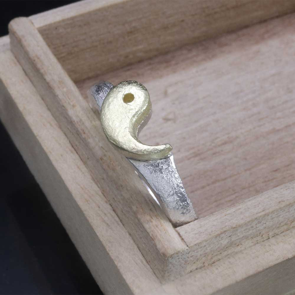 指輪 メンズ : 八尺瓊勾玉 勾玉 リング (金) 白仕上げ シルバー 11～25号 ピンキーリング R-428