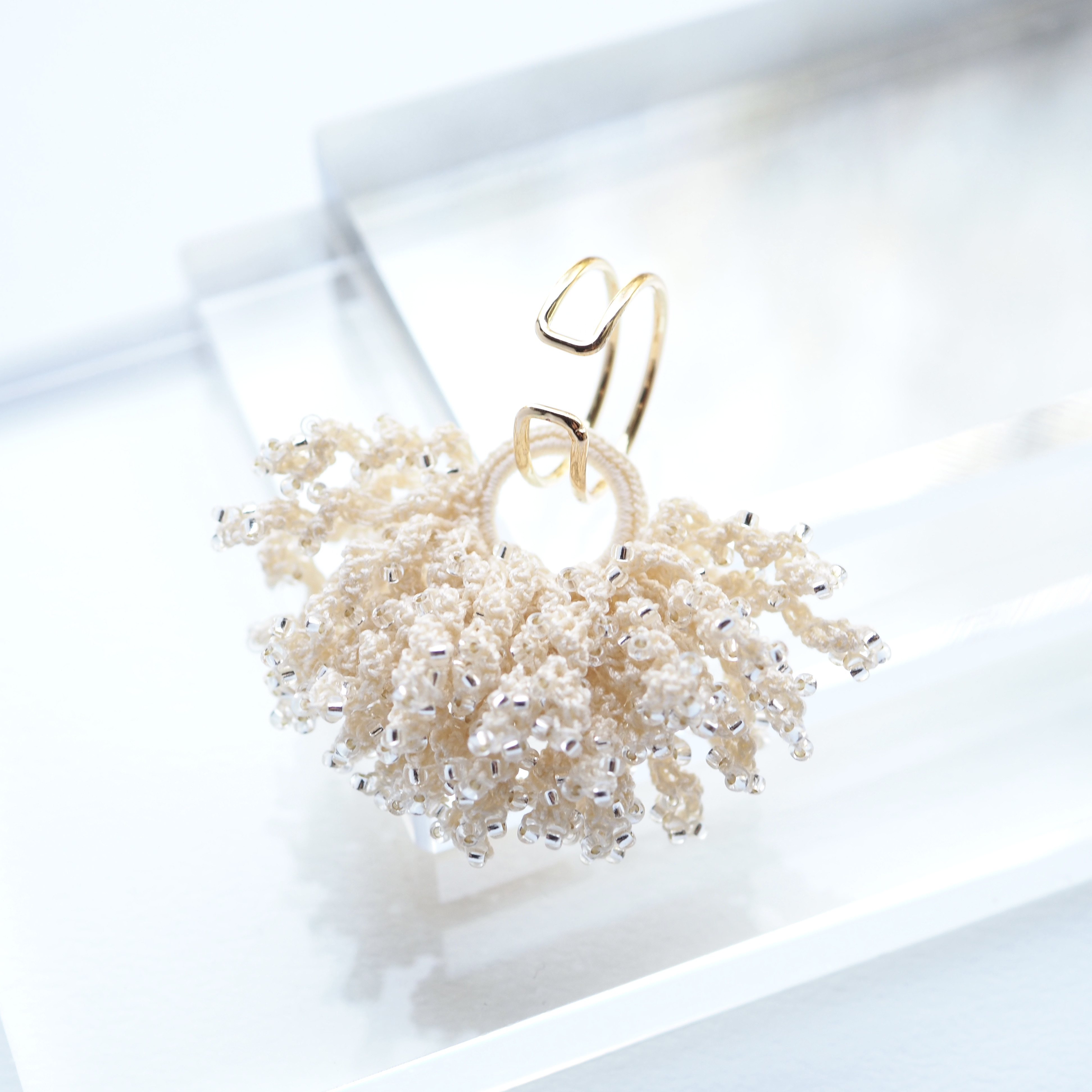 くらげイヤーカフ　ベージュ