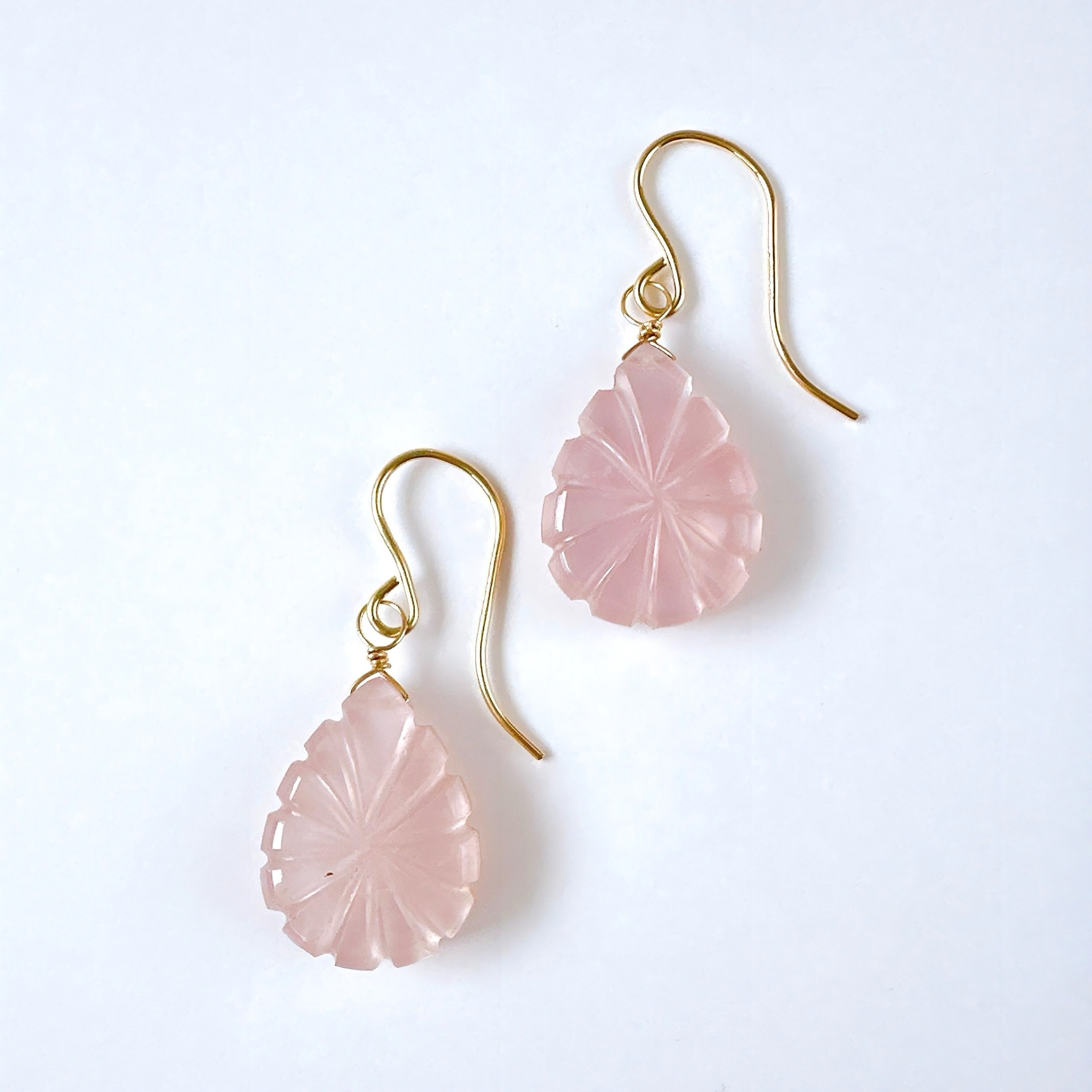 ローズクォーツ＋マザーオブパール＋クリスタルの揺れる一粒ピアス　14KGF