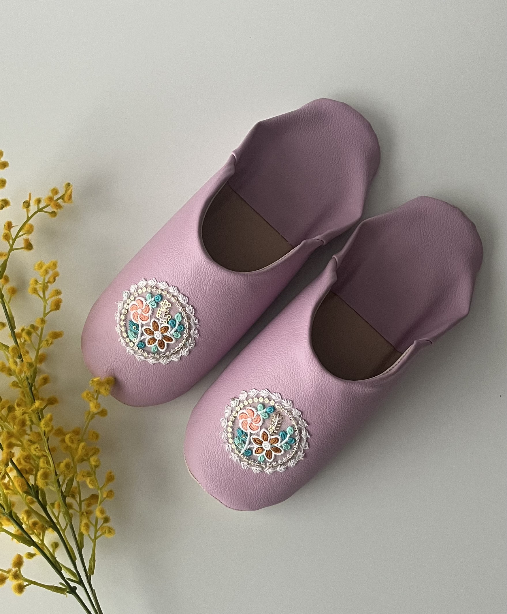 おとな可愛いバブーシュ　合成皮革使用　スリッパ　日本製　ピンク花刺繍 No.17