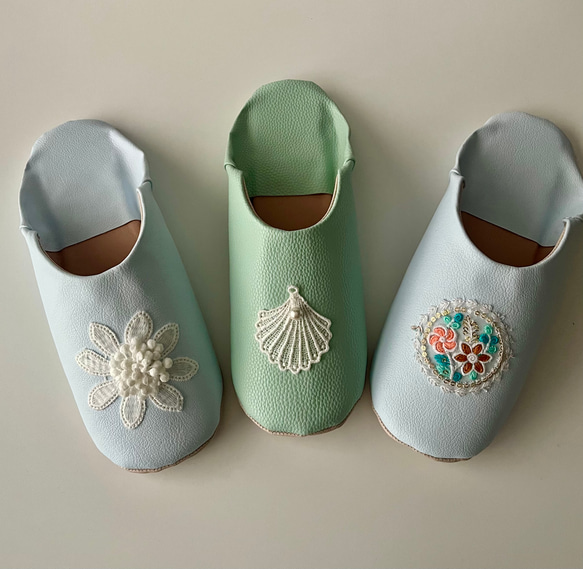おとな可愛いバブーシュ　合成皮革使用　スリッパ　日本製　アイスブルー 花刺繍 No.18 7枚目の画像