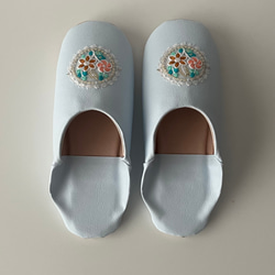 おとな可愛いバブーシュ　合成皮革使用　スリッパ　日本製　アイスブルー 花刺繍 No.18 3枚目の画像