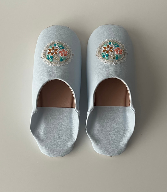 おとな可愛いバブーシュ　合成皮革使用　スリッパ　日本製　アイスブルー 花刺繍 No.18 3枚目の画像