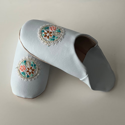 おとな可愛いバブーシュ　合成皮革使用　スリッパ　日本製　アイスブルー 花刺繍 No.18 4枚目の画像