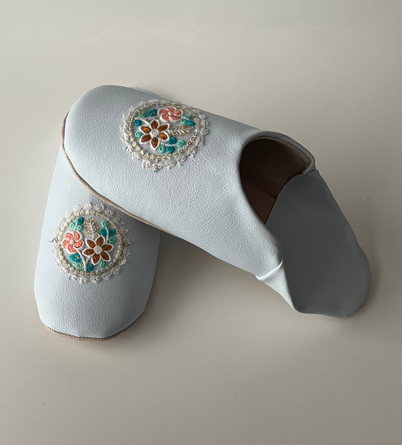 おとな可愛いバブーシュ　合成皮革使用　スリッパ　日本製　アイスブルー 花刺繍 No.18 4枚目の画像