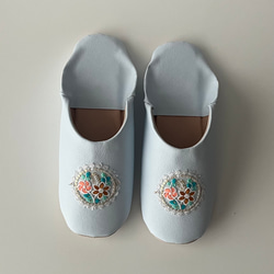おとな可愛いバブーシュ　合成皮革使用　スリッパ　日本製　アイスブルー 花刺繍 No.18 2枚目の画像