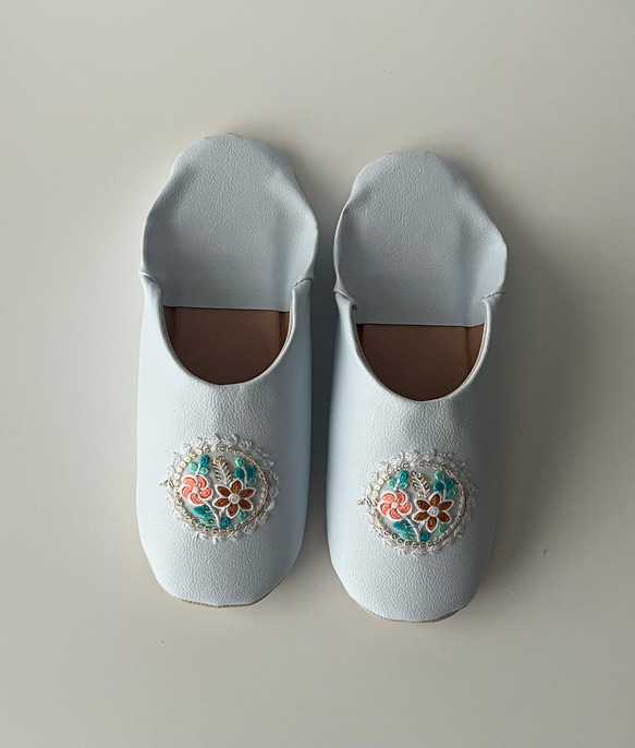おとな可愛いバブーシュ　合成皮革使用　スリッパ　日本製　アイスブルー 花刺繍 No.18 2枚目の画像