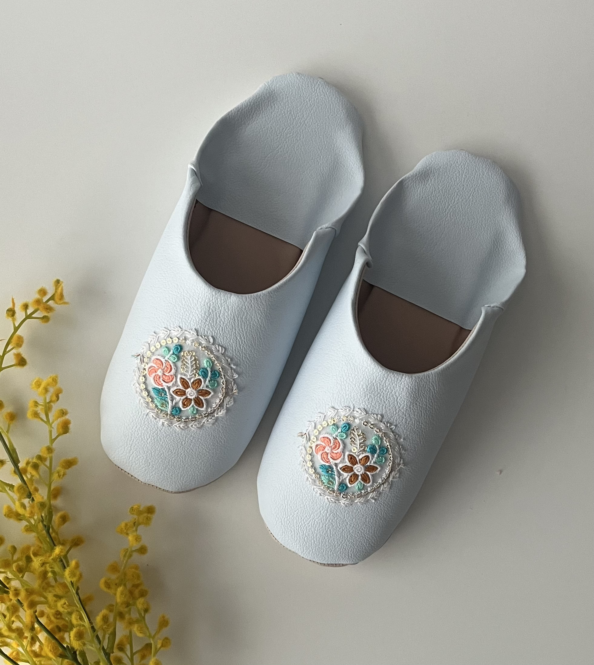 おとな可愛いバブーシュ　合成皮革使用　スリッパ　日本製　アイスブルー 花刺繍 No.18