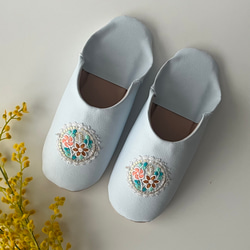 おとな可愛いバブーシュ　合成皮革使用　スリッパ　日本製　アイスブルー 花刺繍 No.18 1枚目の画像