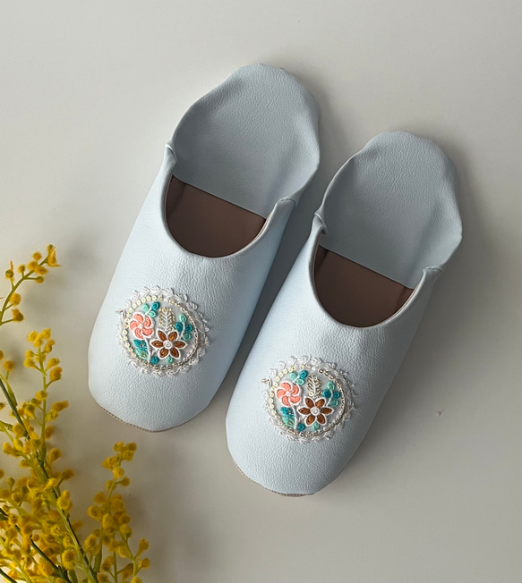 おとな可愛いバブーシュ　合成皮革使用　スリッパ　日本製　アイスブルー 花刺繍 No.18 1枚目の画像