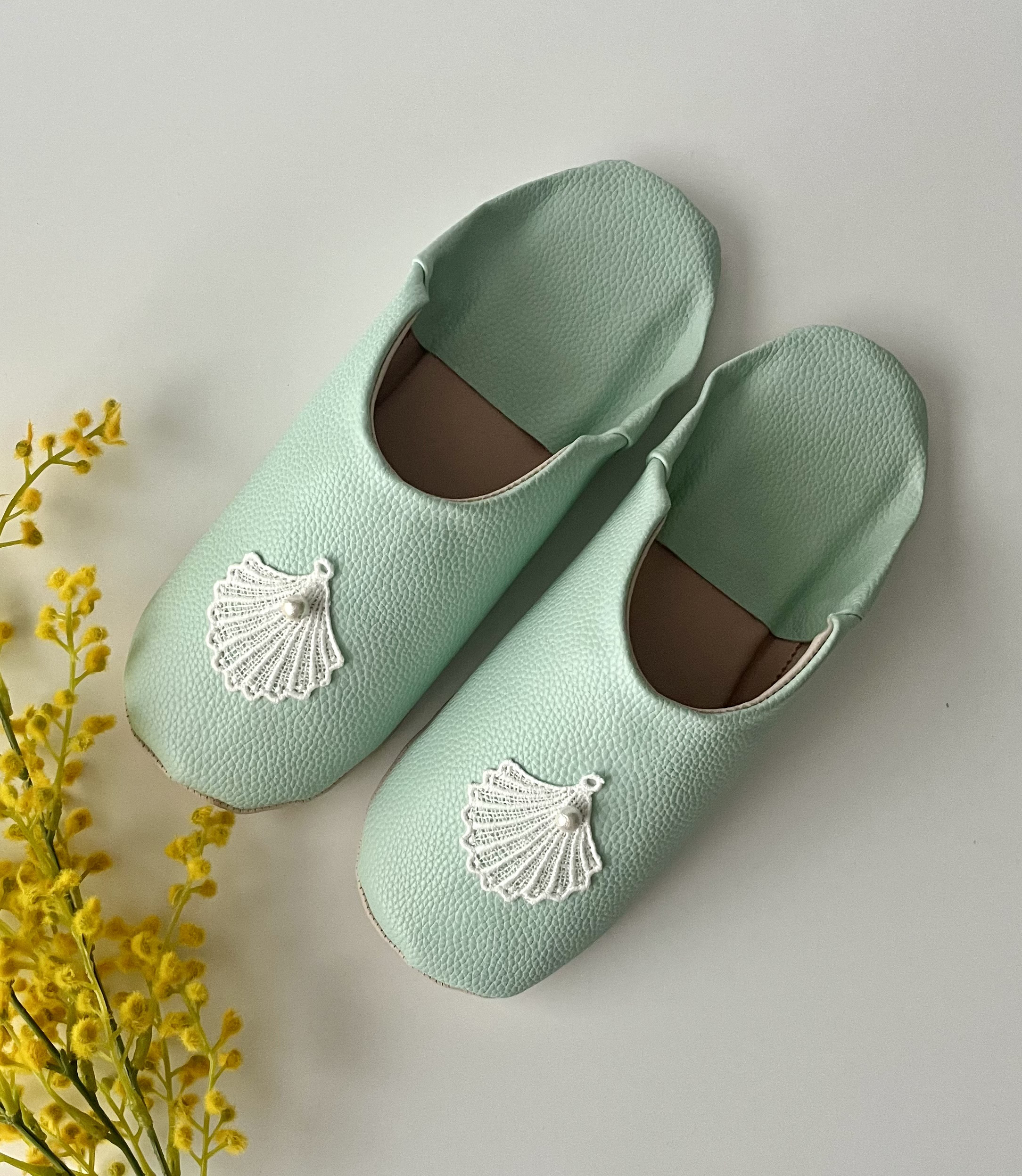 おとな可愛いバブーシュ　合成皮革使用　スリッパ　日本製　ミント　シェル　レース刺繍 No.19