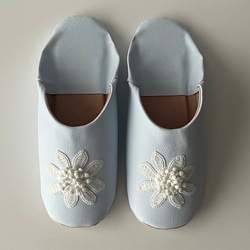 おとな可愛いバブーシュ　合成皮革使用　スリッパ　日本製　アイスブルー 立体フラワー刺繍 No.20 2枚目の画像