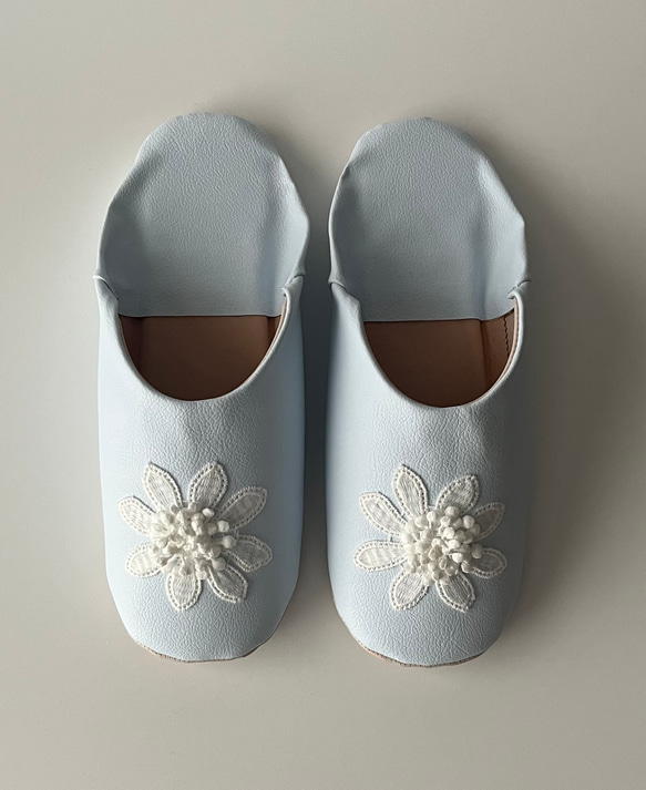おとな可愛いバブーシュ　合成皮革使用　スリッパ　日本製　アイスブルー 立体フラワー刺繍 No.20 2枚目の画像