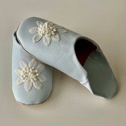 おとな可愛いバブーシュ　合成皮革使用　スリッパ　日本製　アイスブルー 立体フラワー刺繍 No.20 4枚目の画像
