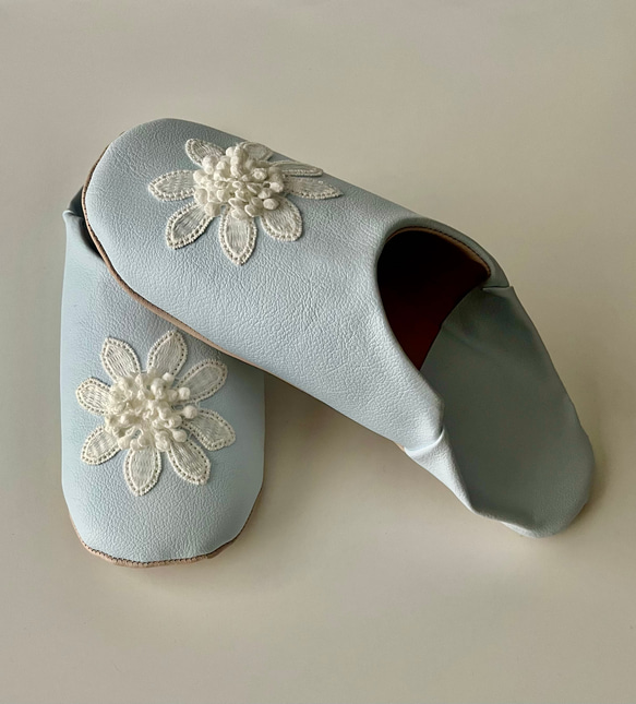 おとな可愛いバブーシュ　合成皮革使用　スリッパ　日本製　アイスブルー 立体フラワー刺繍 No.20 4枚目の画像