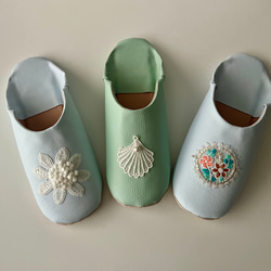 おとな可愛いバブーシュ　合成皮革使用　スリッパ　日本製　アイスブルー 立体フラワー刺繍 No.20 6枚目の画像