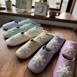 おとな可愛いバブーシュ　合成皮革使用　スリッパ　日本製　アイスブルー 立体フラワー刺繍 No.20 7枚目の画像