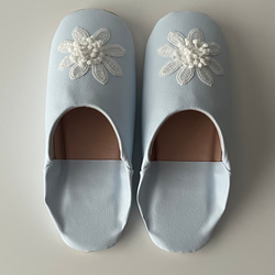 おとな可愛いバブーシュ　合成皮革使用　スリッパ　日本製　アイスブルー 立体フラワー刺繍 No.20 3枚目の画像