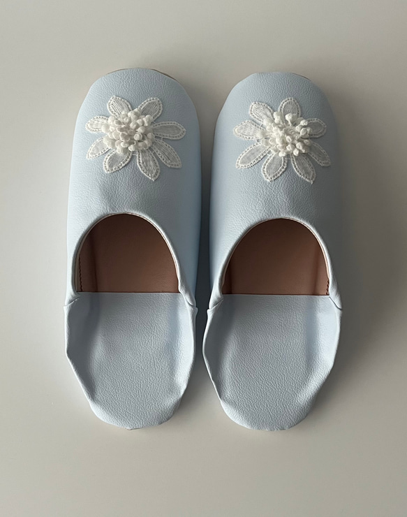 おとな可愛いバブーシュ　合成皮革使用　スリッパ　日本製　アイスブルー 立体フラワー刺繍 No.20 3枚目の画像
