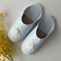 おとな可愛いバブーシュ　合成皮革使用　スリッパ　日本製　アイスブルー 立体フラワー刺繍 No.20 1枚目の画像