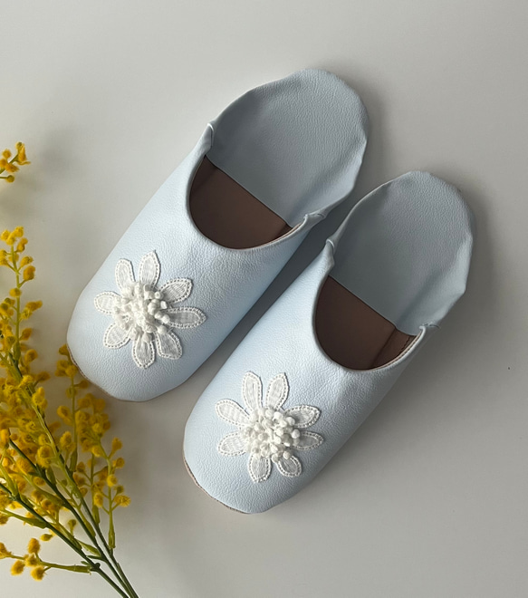 おとな可愛いバブーシュ　合成皮革使用　スリッパ　日本製　アイスブルー 立体フラワー刺繍 No.20 1枚目の画像