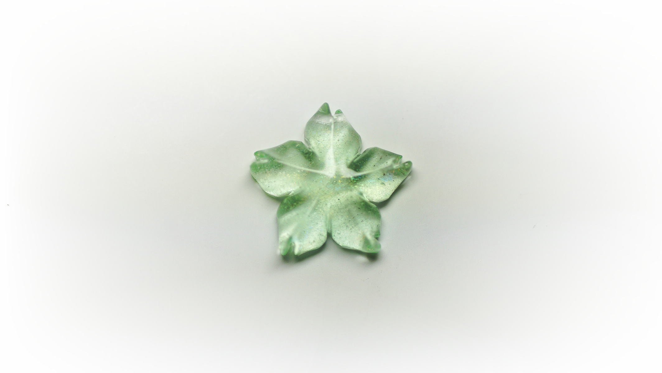 瑠璃の一輪桜・春風 009(ラメ/蓄光)★ペンダント、ピアス・イヤリング、リングなどに仕立ててお届けします♪