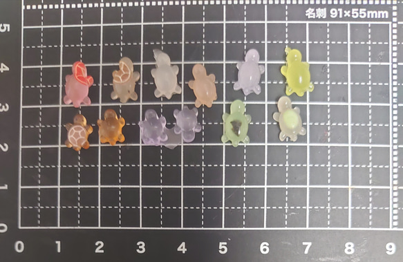 【 訳あり >_<。ﾊﾝﾄﾞﾒｲﾄﾞ素材】ミニミニ蓄光カメさん12匹 3枚目の画像