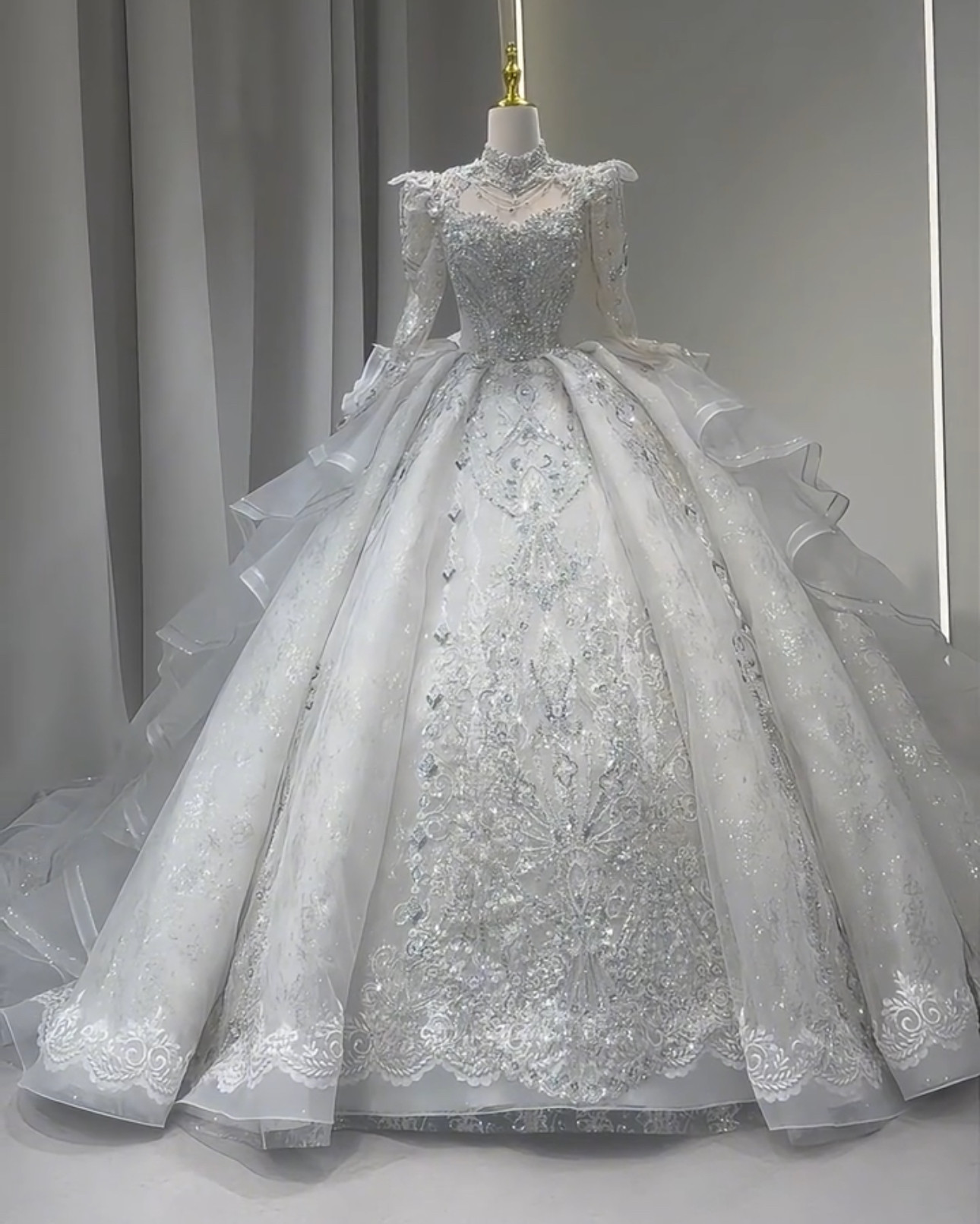 憧れのドレス　贅沢なお花総レース　ホワイト　花柄　華やかな引裾　サイズオーダー可能　ラッフルスカート　優雅プリンセス挙式