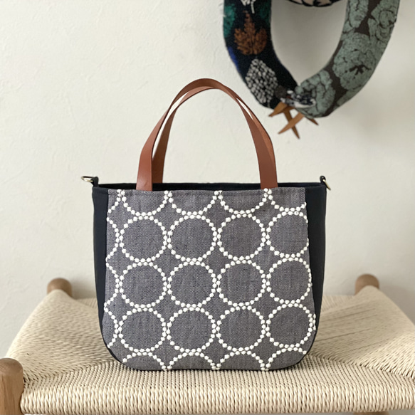 ⚮̈ミナペルホネン　tambourine サマーネイビー まるっこかくれんぼトート 1枚目の画像