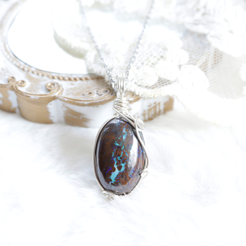 知る人ぞ知る】ボルダーオパール《土の中の宝石模様》｜天然石